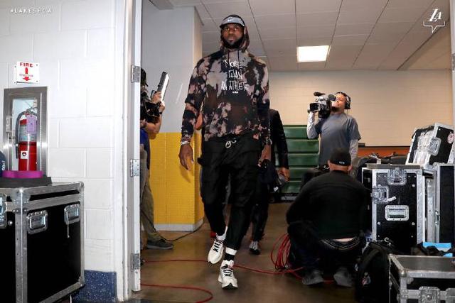 德甲半场：阿莫拉1射1传，威默破门，沃尔夫斯堡2-0柏林联合（德甲半场战报：阿莫拉传射建功，威默破门，沃尔夫斯堡2-0领先柏林联合）