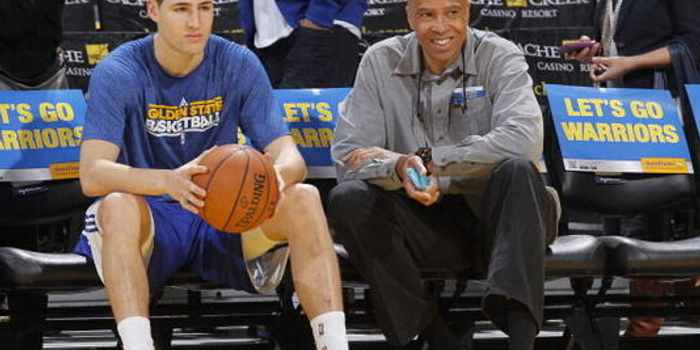 顶级防守！徐杰且退且防让霍勒迪1打1没成 但刘颜诚冲抢补篮得手（徐杰退守封杀霍勒迪单挑，刘颜诚迅速跟进抢板补篮命中）