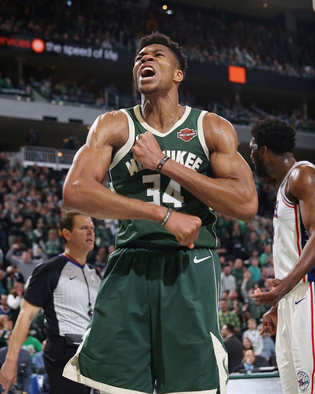 赵佳楠：我们拥有全世界最好的球迷，非常感谢大连球迷的支持（赵佳楠：大连球迷是世界最佳，感谢你们的支持）