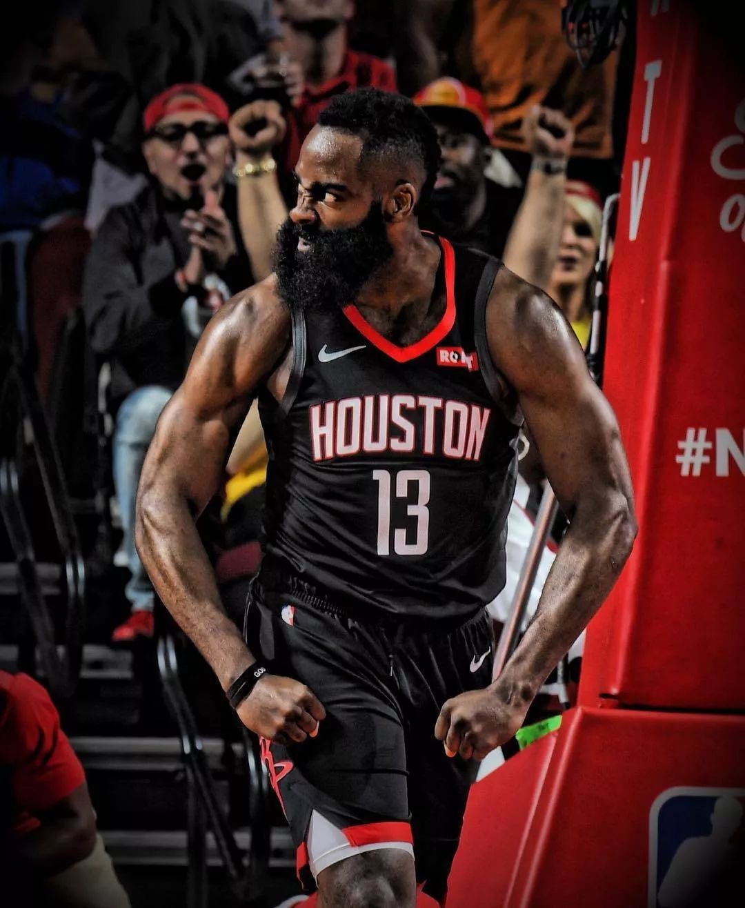 创历史，埃因霍温是首支正式比赛在安菲尔德打进3球的荷兰球队（埃因霍温改写纪录：首支在安菲尔德正式赛攻入3球的荷兰队）