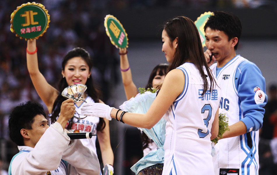 凯恩回应与巴萨传闻：我没和任何人接触，现在在拜仁很开心（凯恩谈巴萨传闻：未与任何人接触，在拜仁过得很开心）