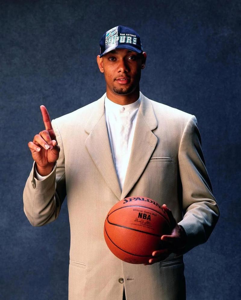 欧冠出线生死战巴黎悬了？神锋有望助曼城抢分（欧冠生死战将至：巴黎出线告急？神锋或助曼城抢分）