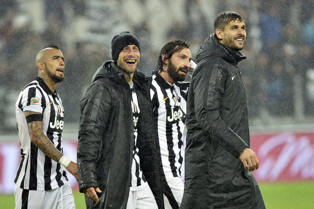 干得好兄弟！里夫斯顶防迫使阿门降速 东契奇黄雀在后送排球血帽（兄弟太给力！里夫斯强硬顶防逼阿门降速，东契奇后方补位送排球式大帽）