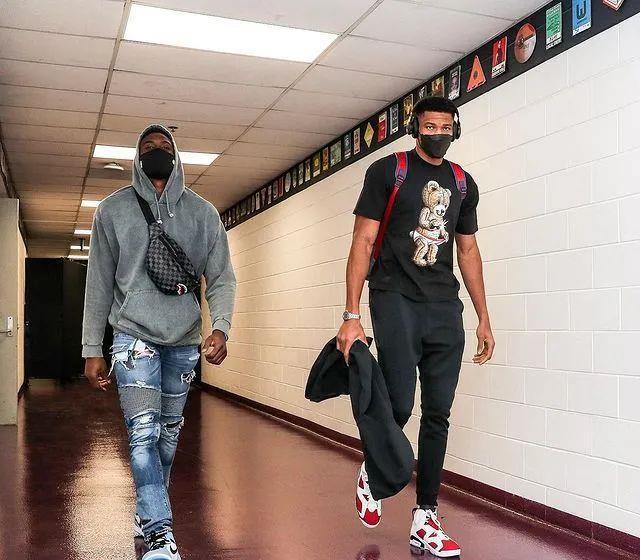 教练亲自上了？丁伟拿着球不给古德温 延阻对手发球（教练亲自干预？丁伟握球拒还古德温，拖延对方发球）