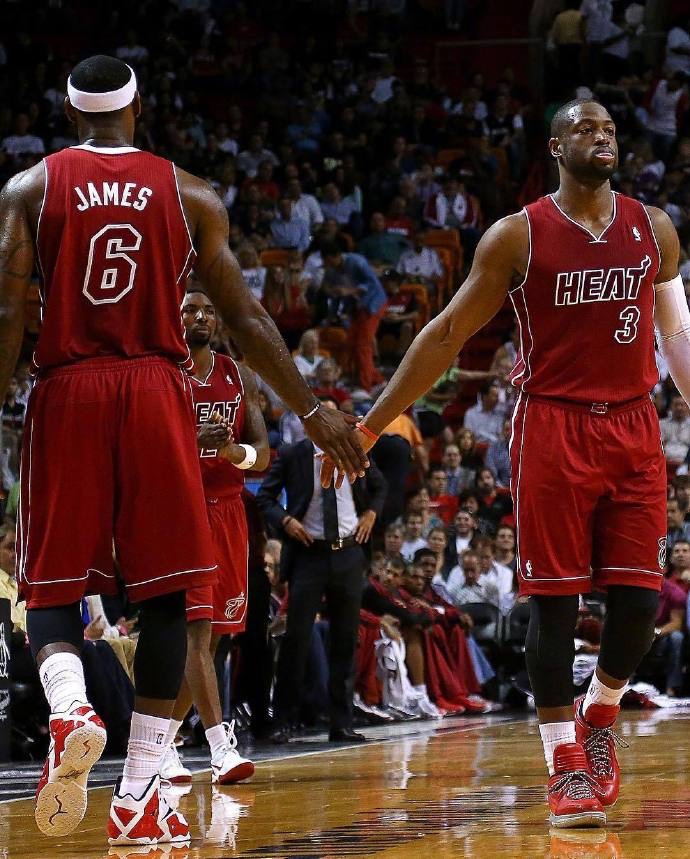 利物浦主力萨拉赫连续三轮替补，怒斥教练斯洛特，暗示可能离队。（利物浦核心萨拉赫连续三轮无缘首发，怒批主帅斯洛特，暗示或将离队）