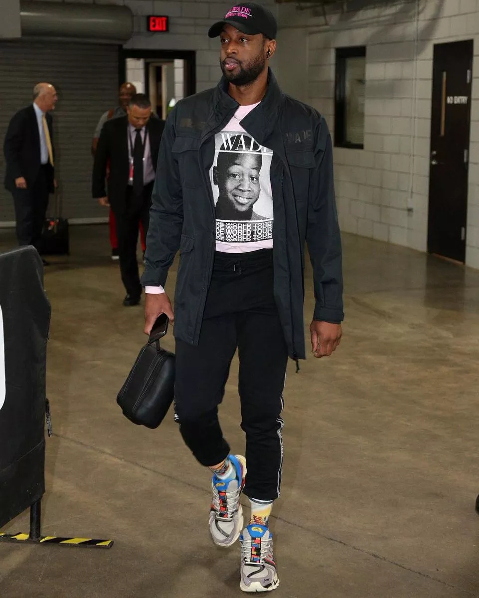 对抗&技术的结合！杨瀚森顶开对手后上下步反篮 打进本场比赛首球（力量与技巧并存！杨瀚森强顶防守后上下步反篮命中，拿下本场首分）