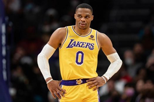 英格兰客战阿尔巴尼亚：凯恩领衔，贝林厄姆、埃泽首发（英格兰客场挑战阿尔巴尼亚：凯恩挂帅，贝林厄姆与埃泽首发）