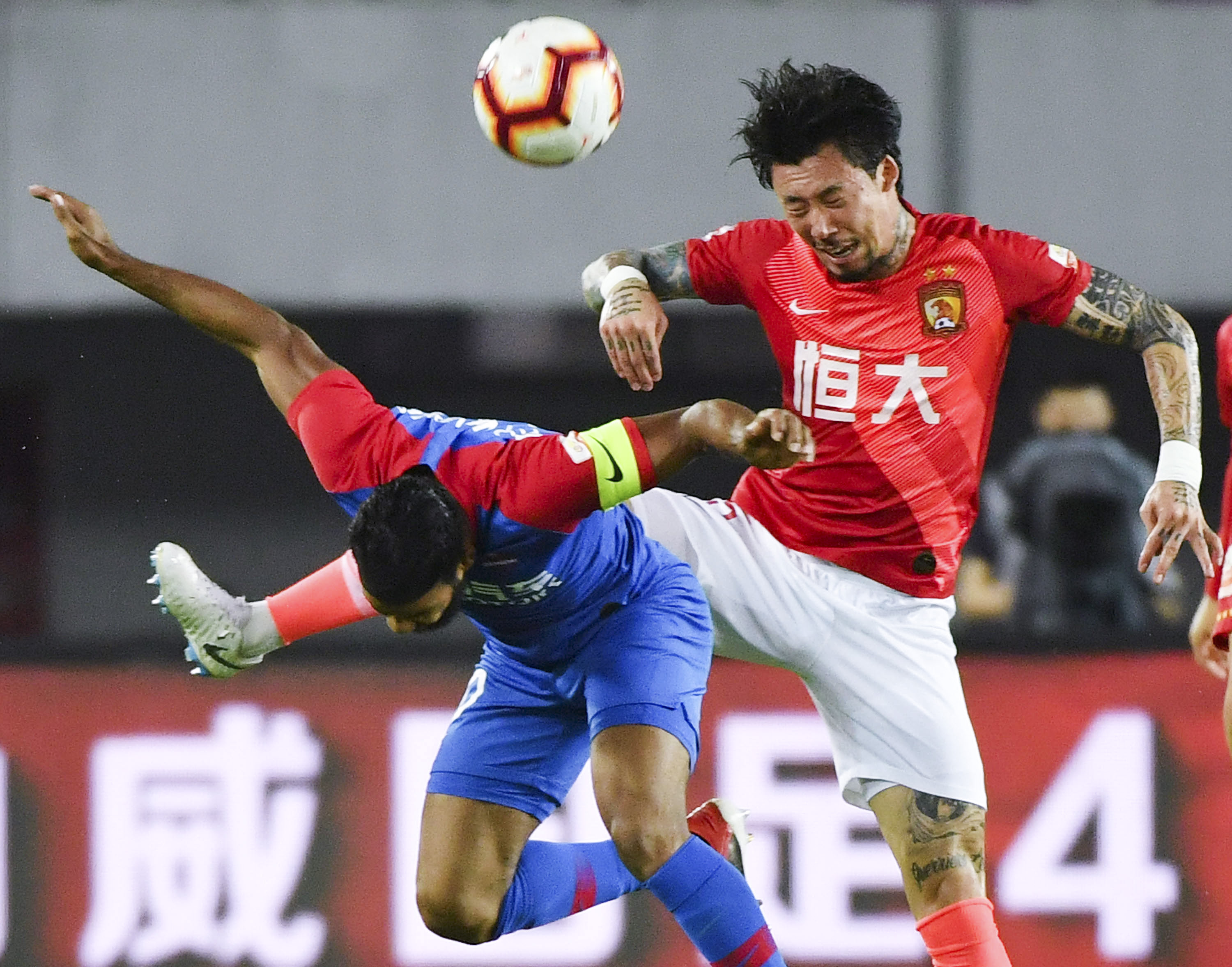 英媒：波罗赛后怒吼贝里瓦尔，对后者绕场致谢热刺球迷不满（英媒：波罗赛后怒斥贝里瓦尔，不满其绕场向热刺球迷致谢）