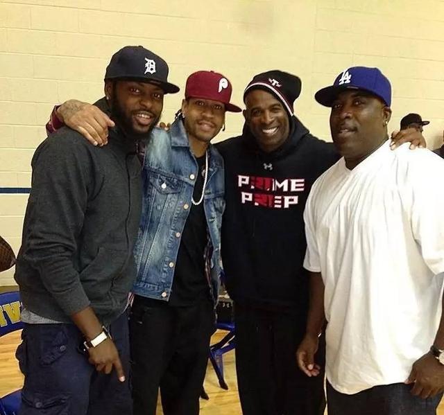 扛起球队！字母哥半场10中8，得到19分8篮板3助攻（半场统治！字母哥10投8中砍下19分8篮板3助攻，力扛全队）