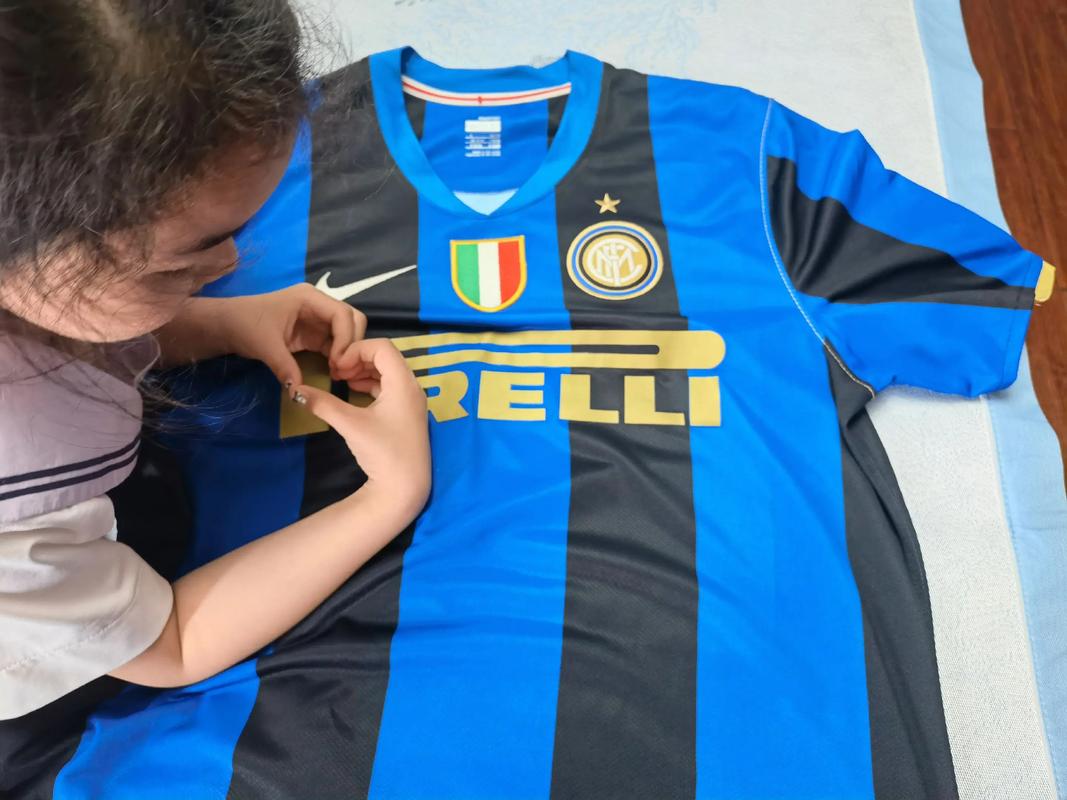 篮球赛场上的精彩瞬间：恩比德接球转身背筐出手（赛场高光一刻：恩比德接球转身背身跳投）